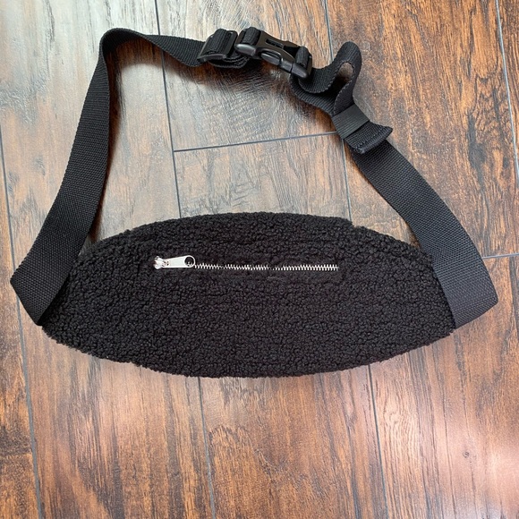GAP Fanny Pack - Picture 2 of 5